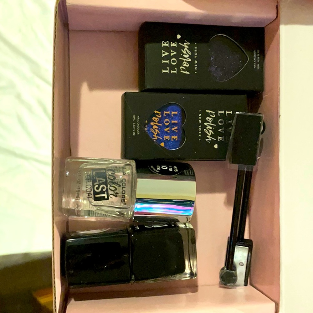 Magnetic nail polish